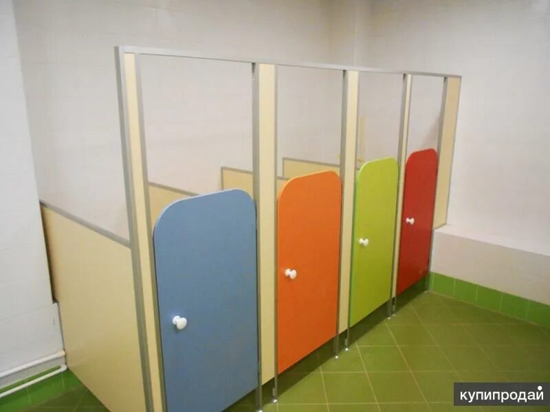 Перегородки для санузлов. Кабинки в детский сад. Перегородки для туалета в школе. Украшение шкафчиков в детском саду. Шкафчики в садике.