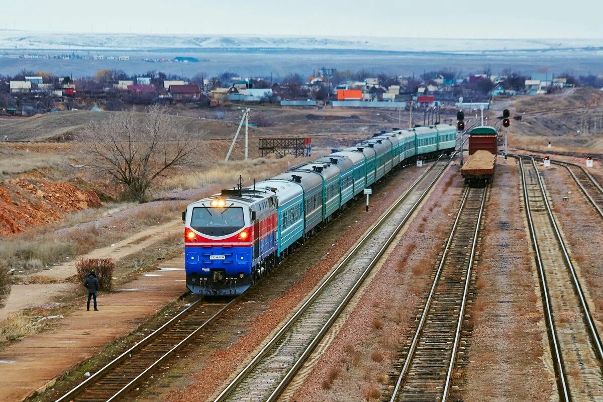 Тепловоз 2тэ10м казахстан. Фото поезд казахстан. Железная дорога казахстана. Тэ33а пассажирский. Тэ33а тепловоз.