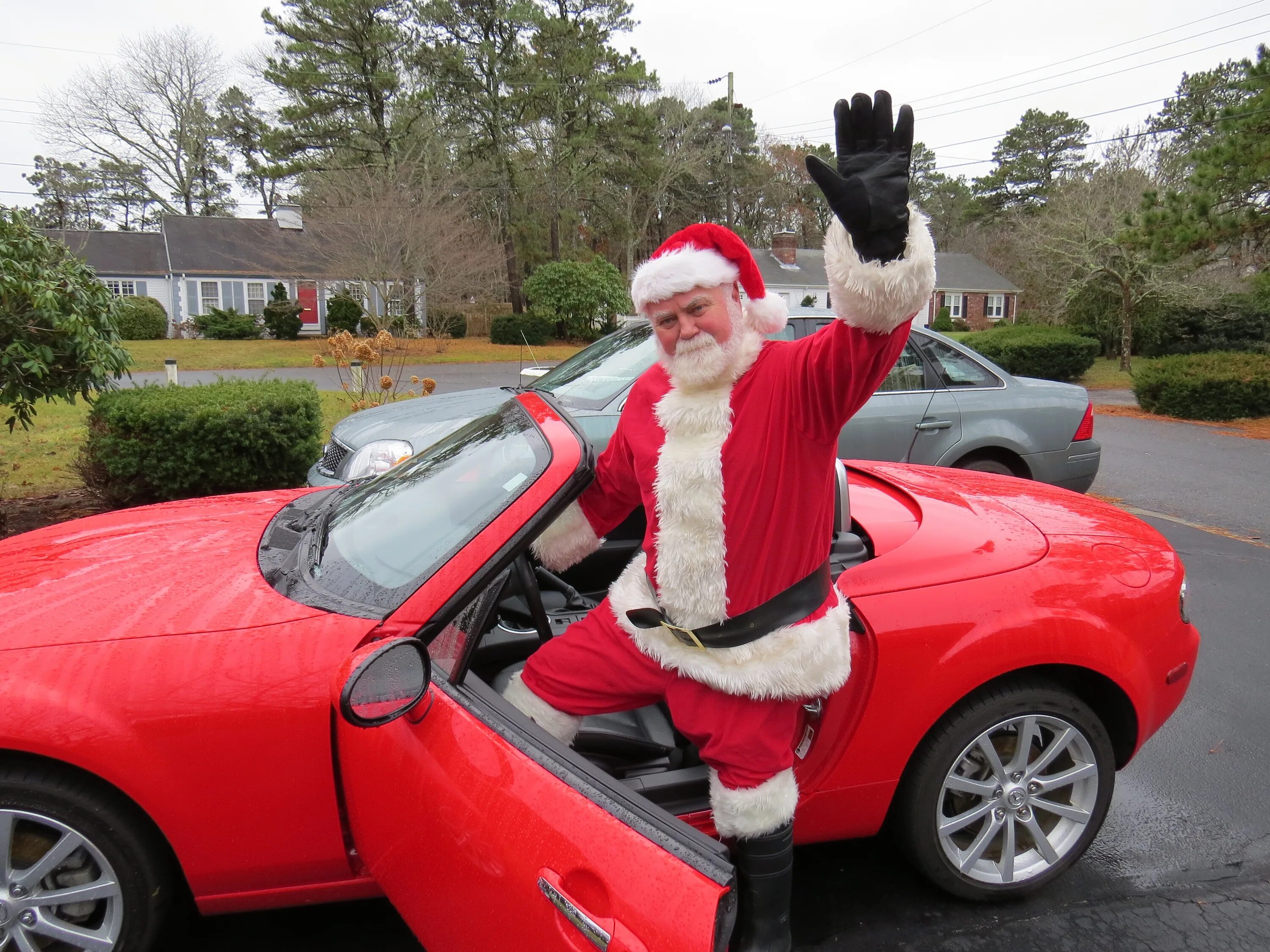 Тома и дед мороз. Дед Мороз. Крутой дед Мороз. Дед Мороз на машине. Санта на машине.