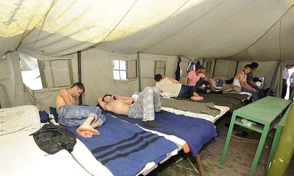 Два туриста вышли с базы. Палаточный лагерь Цугол 2010. Персиановка палаточный лагерь. Палаточный лагерь военный во Владивостоке. Палаточный лагерь Чебаркуль.