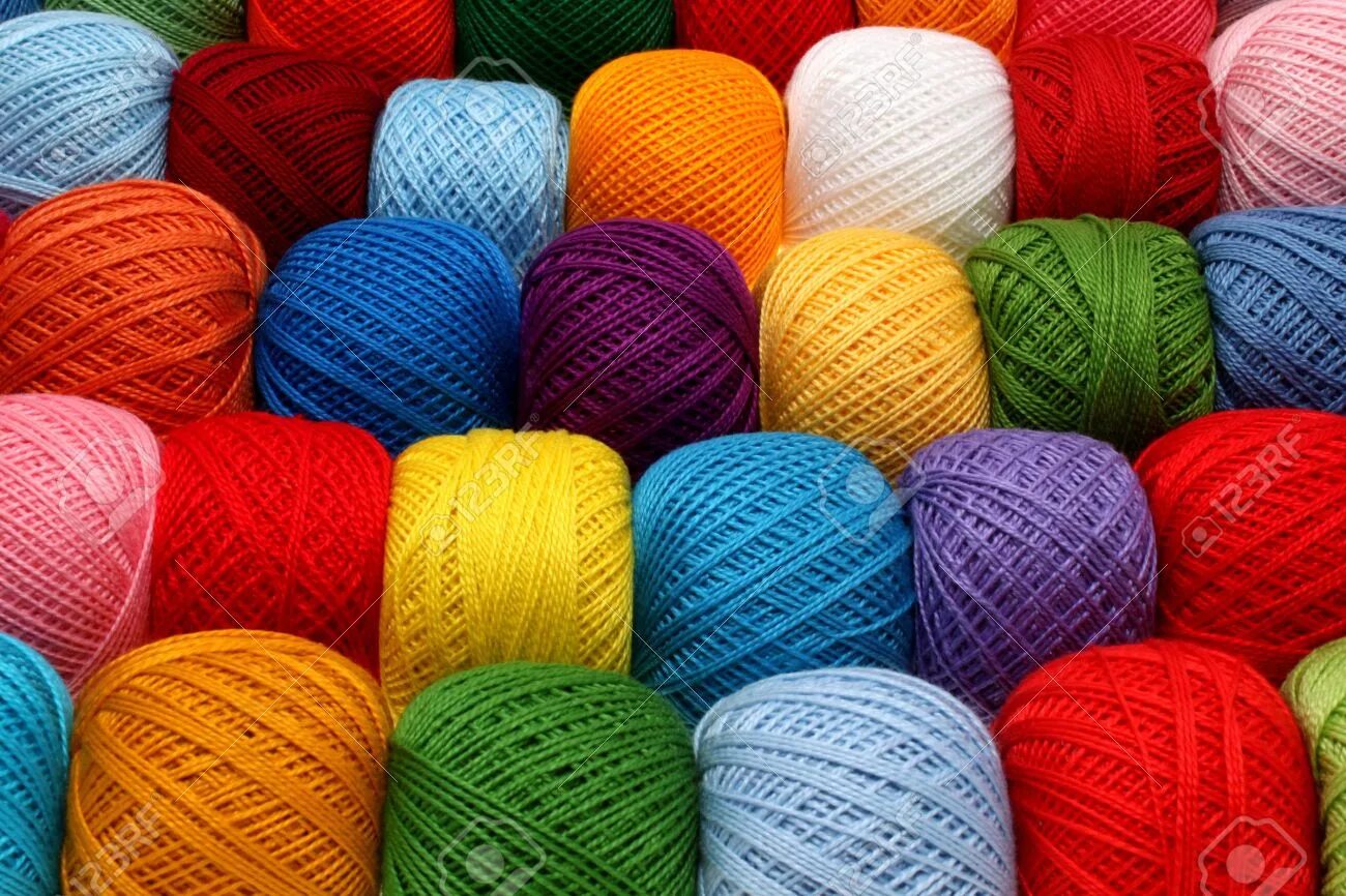 Современные нитки. Разноцветные нитки. Клубки ниток для вязания. Клубок цветных ниток. Разноцветные шерстяные нитки.