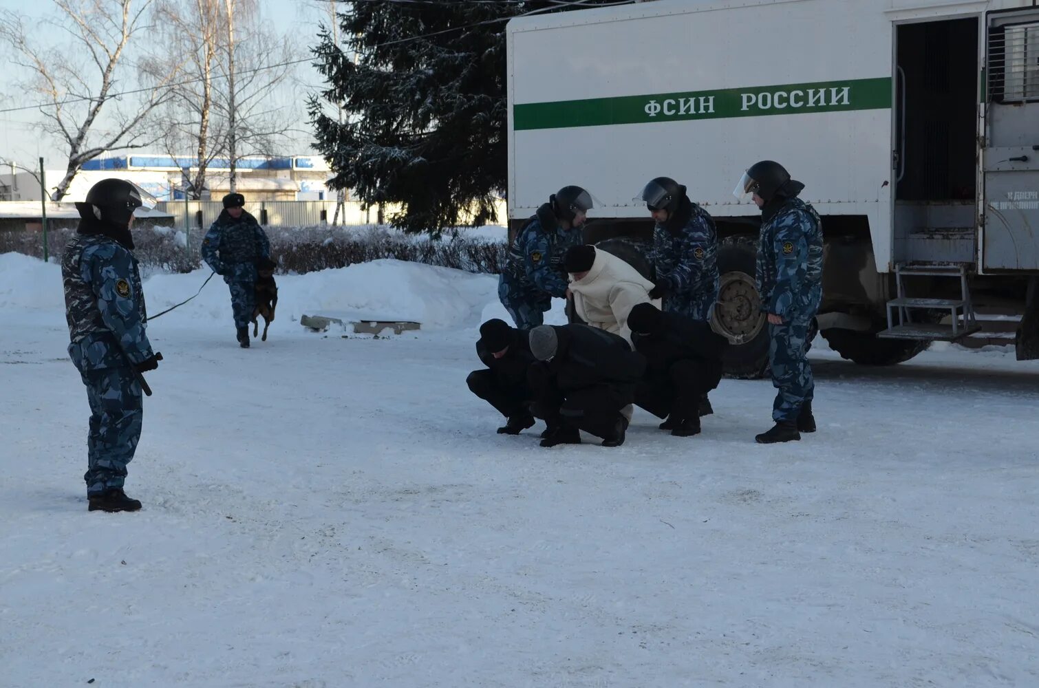 С кем главный герой сбежал из конвоя. Конвой Иваново УФСИН. Конвой осужденных. Конвоирование заключенных. Конвоирование осужденного.