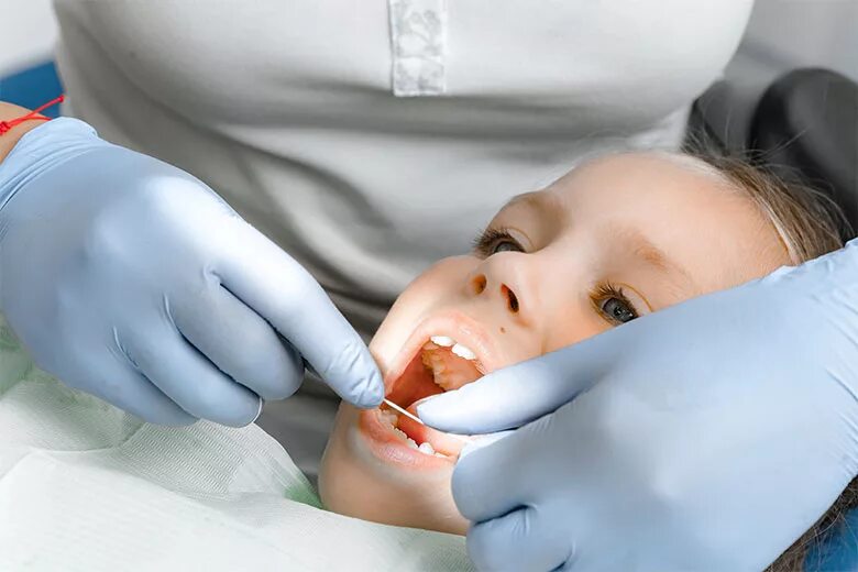 Санация полости рта это. Осмотр полости рта у детей. Обследование ротовой полости у детей. Осмотра младенца зубки. Стоматологическое исследование детей.