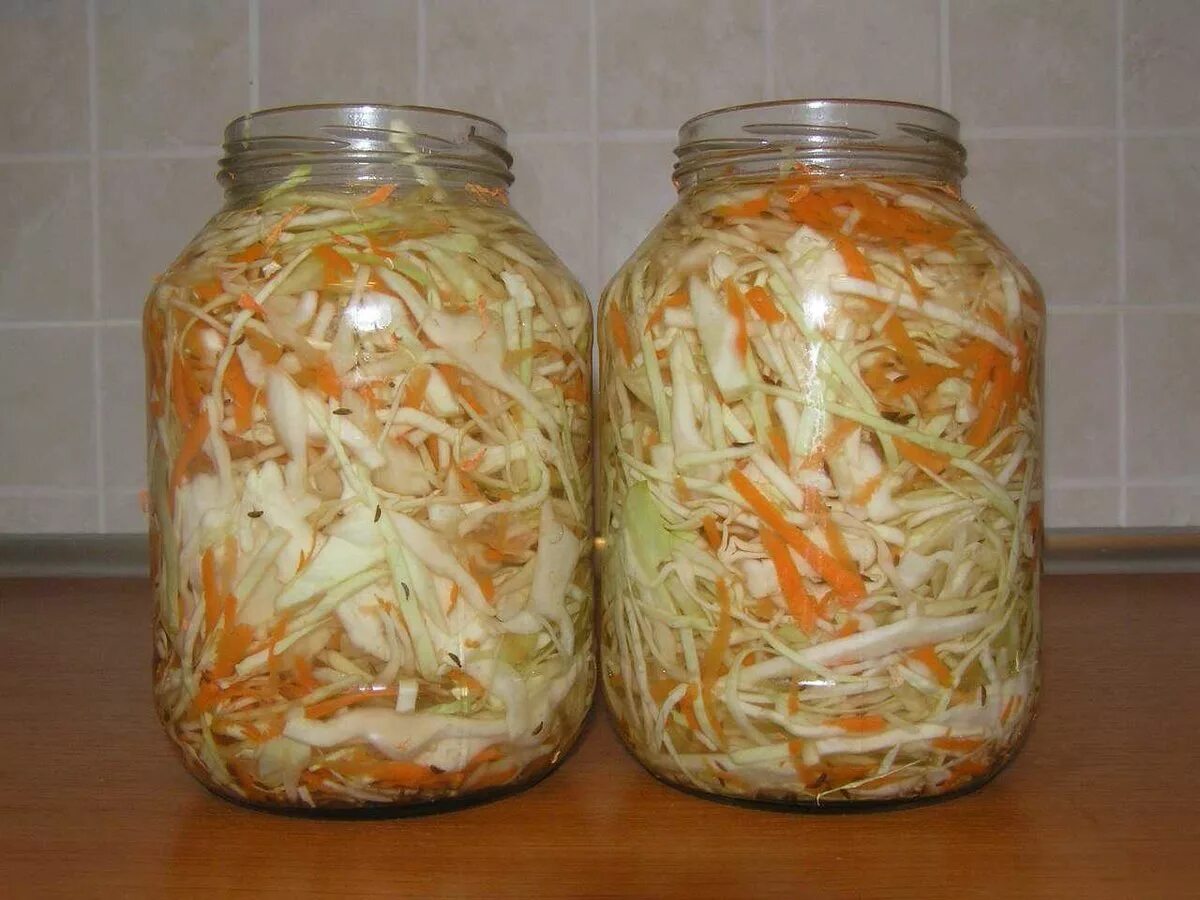 Капуста квашеная в банке хрустящая на зиму. Капуста квашеная на зиму хрустящая. Капуста квашеная в банке хрустящая. Капуста квашеная. Квашеная капуста в банке.