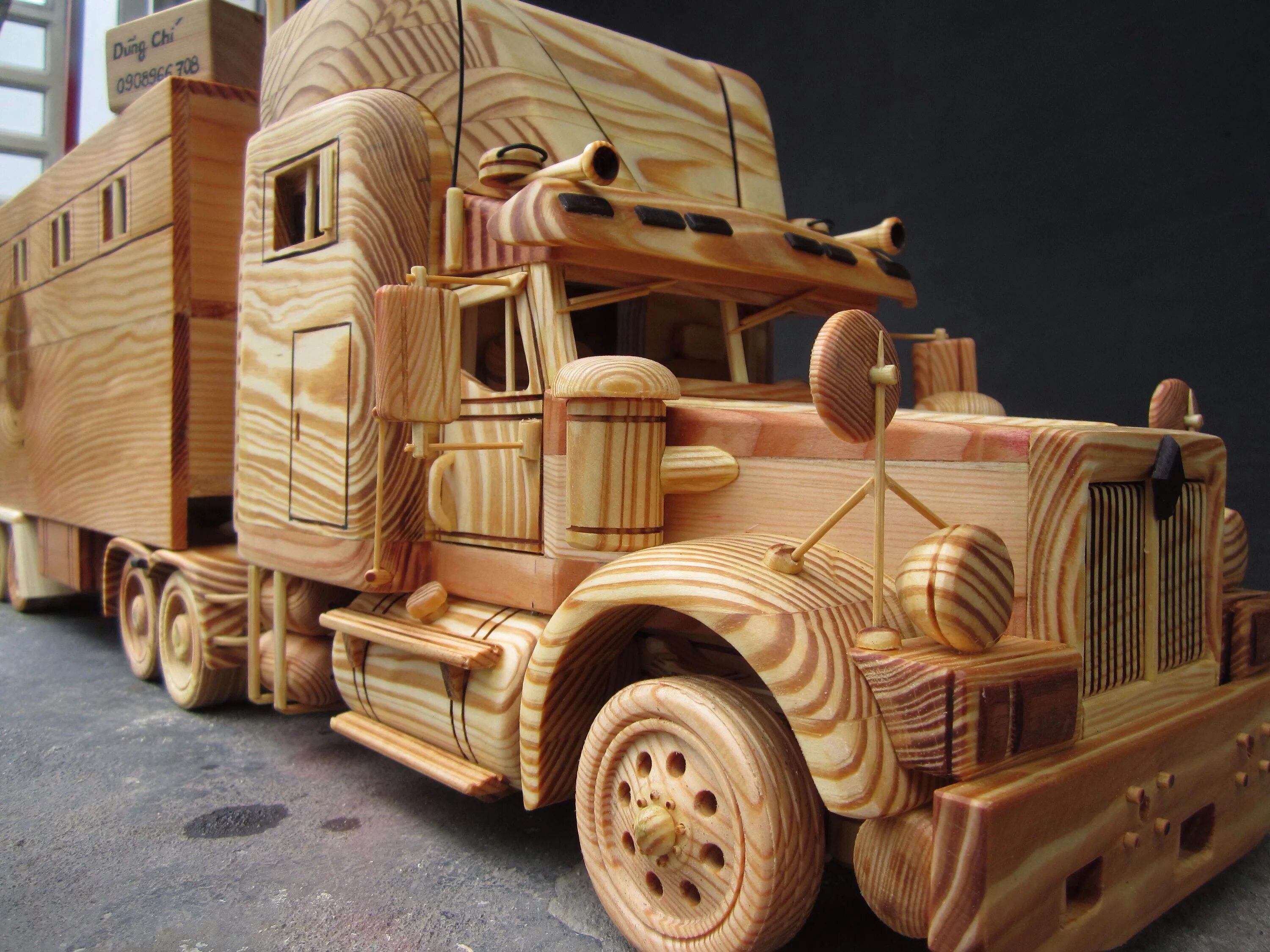 Деревянная машина. Автомобиль из дерева. Машина из дерева. Деревянный грузовик.