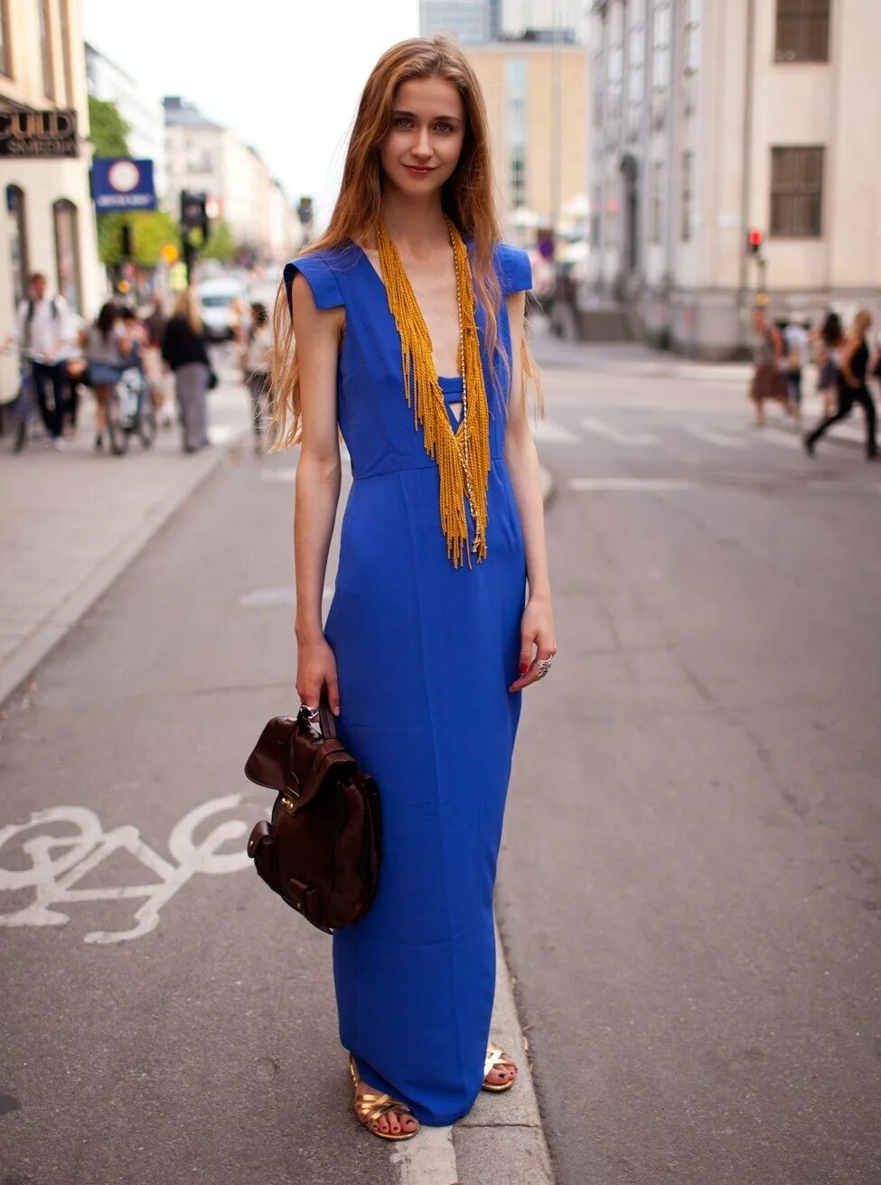 сочетание синего платья. туфли к длинному синему платью. аксессуары к синему платью. платьемдля девушек. синее летнее платье.
