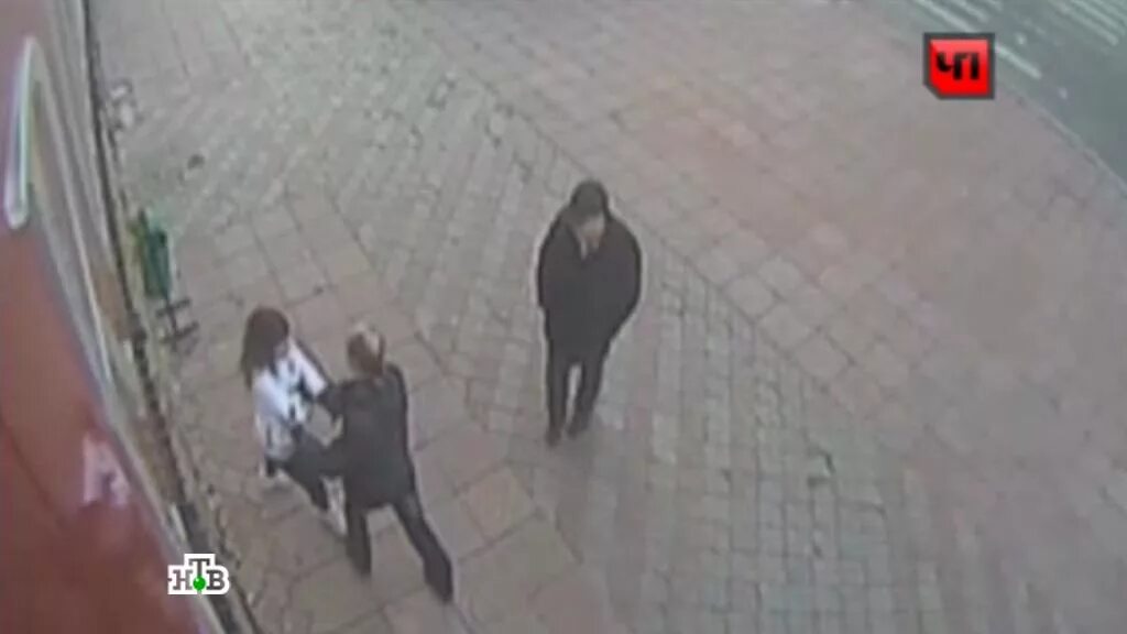 Маньяк нападает на девочку. Маньяк нападает на девушку. насильник напал на девушку. маньяк напал на девушку.