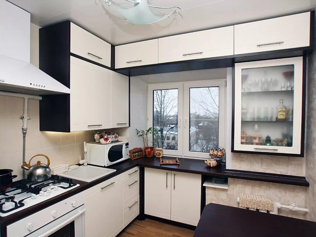 Камера 6 кв метров. Угловая кухня 6м2 холодильник у окна. Малогабаритные кухни с окном. Кухня в хрущевке. Маленькие кухни в хрущевке.