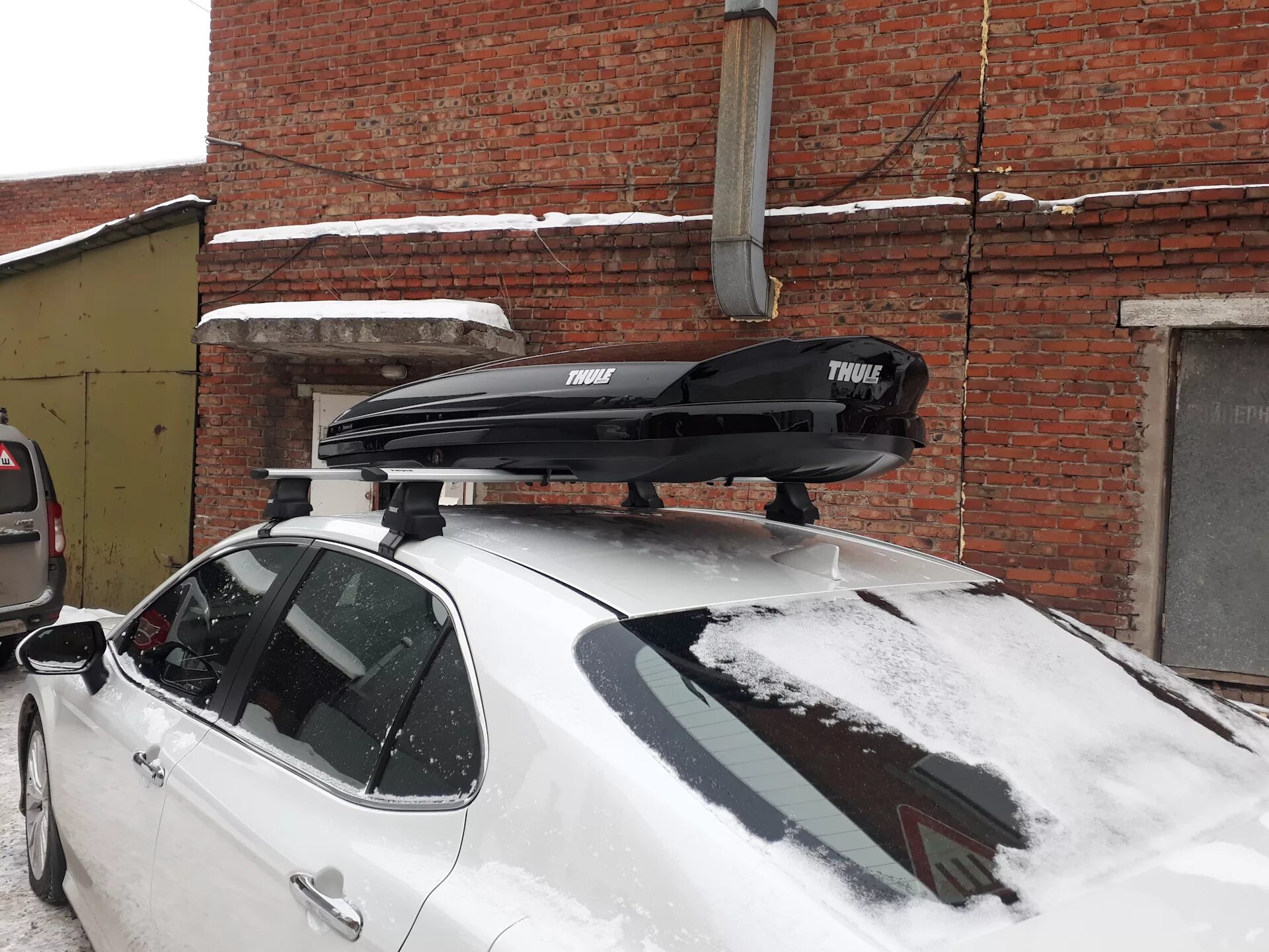 Туле на крышу купить. Camry v50 багажник Thule. Toyota Camry 70 бокс на крышу. Автобокс на крышу Тойота Камри 70. Багажник на крышу Camry 70.