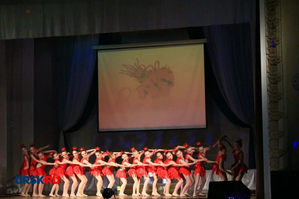 Дк железнодорожников ижевск фото. Дк железнодорожников ижевск. Дкж ижевск сцена. Дк железнодорожников ижевск. Дворец железнодорожников в кишиневе.