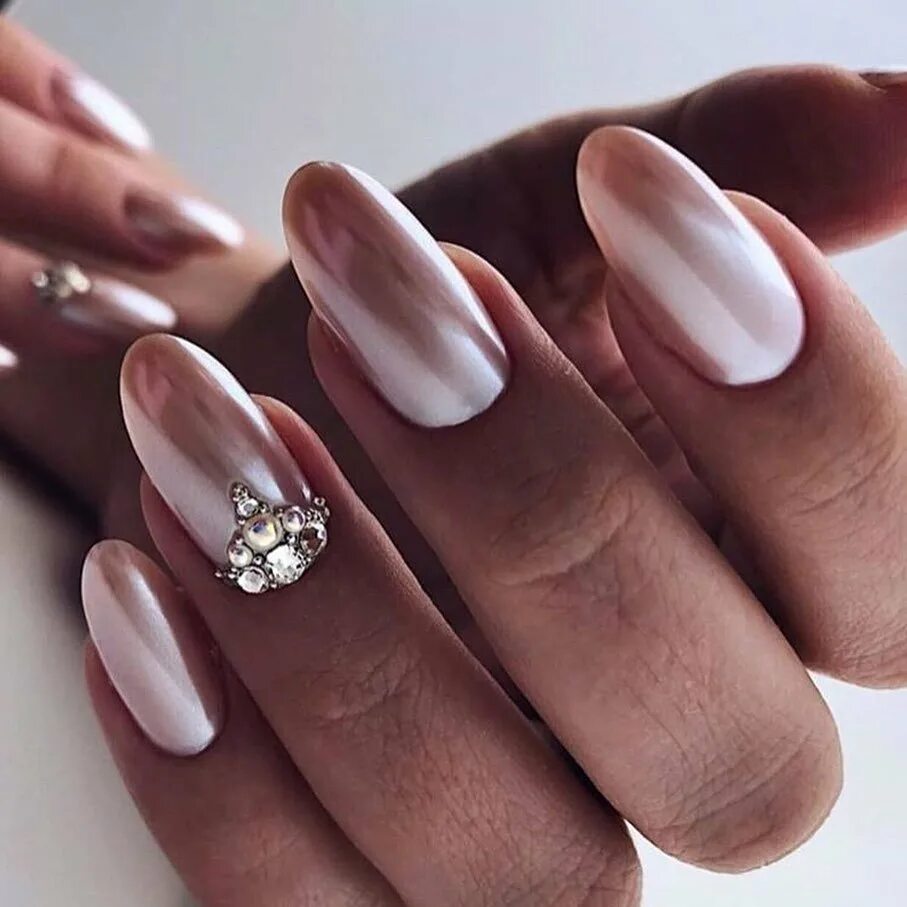 ногти 2023 перламутровые. ногти серебристые. ногти 2023 перламутровые. маникюр белый перламутр. маникюр с жемчужной втиркой 2022.