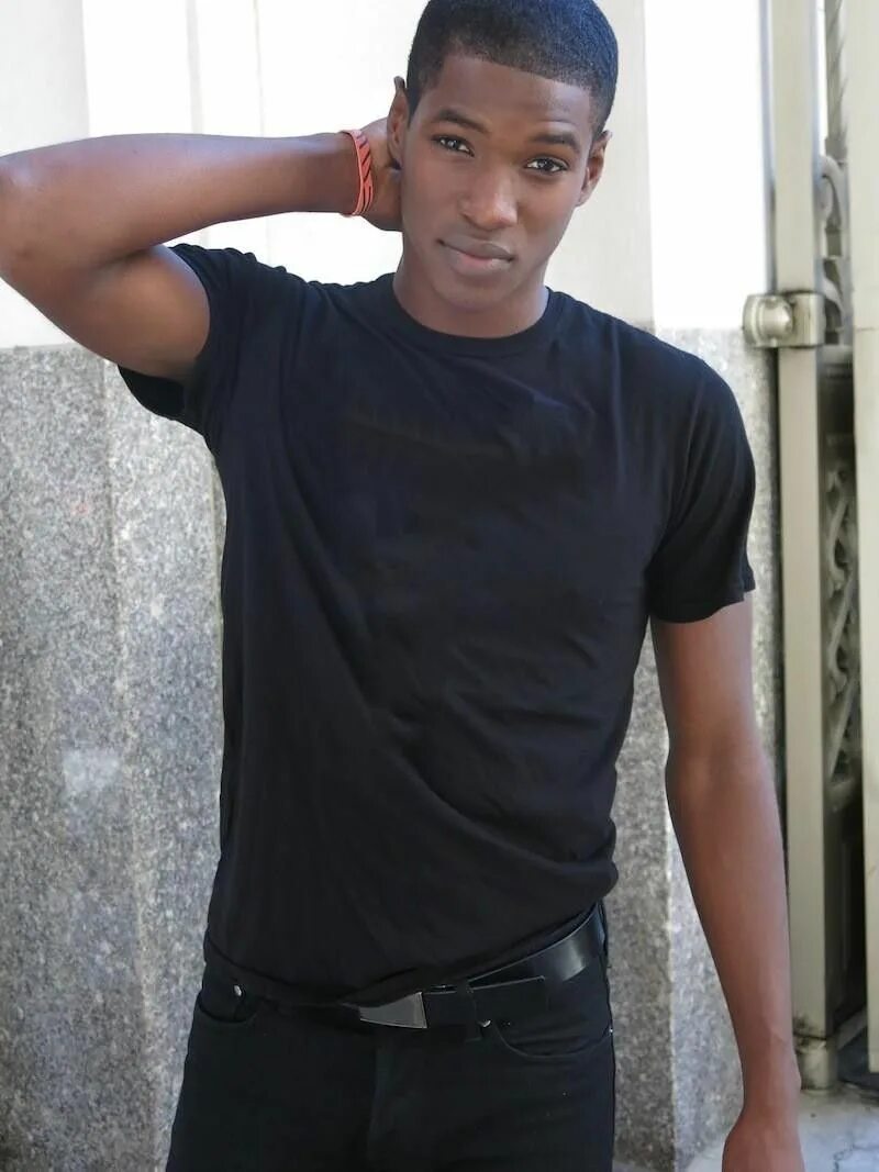 Афроамериканец дома. Чарльзом майклом. Эйнсли. Чедвик боузман черно белое. Америка гетто афроамериканцы.