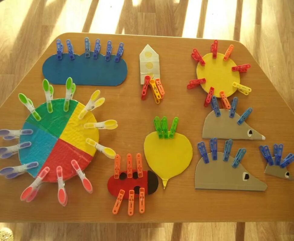 Дидактические во второй младшей группе. Игрушки для детей 3-4 лет в детском саду для сенсорики. Игрушки для ясельной группы. Сенсорика для младших дошкольников. Пособия по сенсорике для малышей.