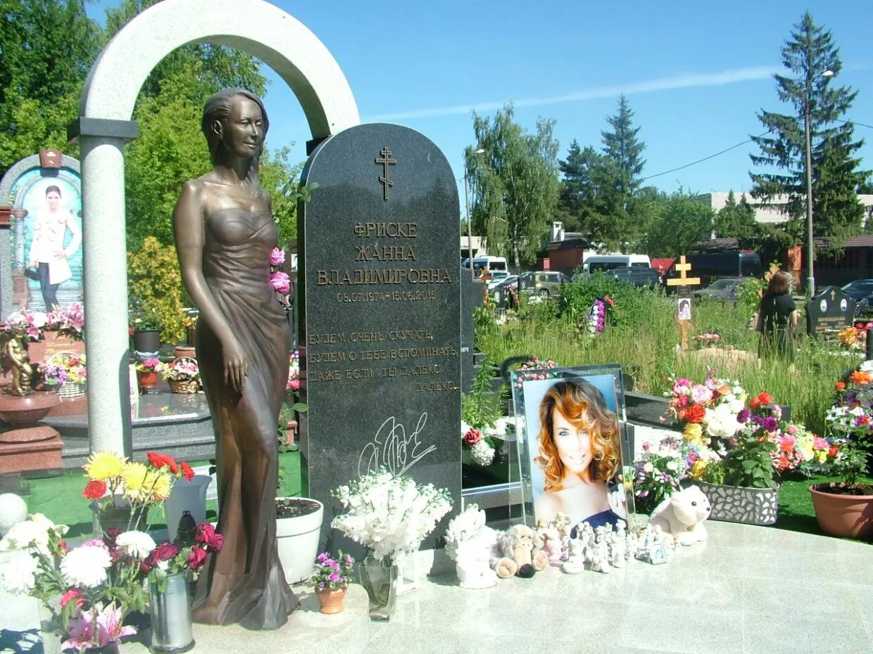 Фриске кладбище. Могила Жанны Фриске. Памятник на могиле Жанны Фриске. Фриске могила могила Жанны.