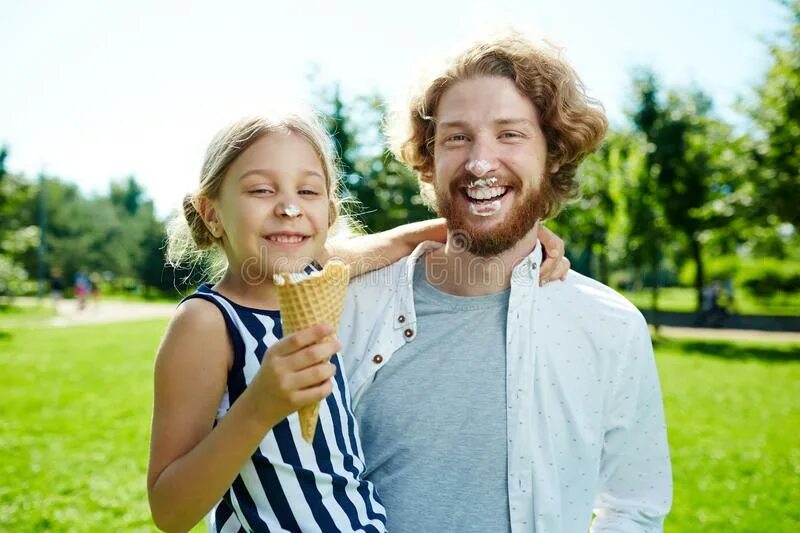 Папа мороженщика. Папа и дочь едят мороженое. Счастливая девочка есть мороженое. Мама папа и сын едят мороженое. Девочка мама и папа едят мороженое.