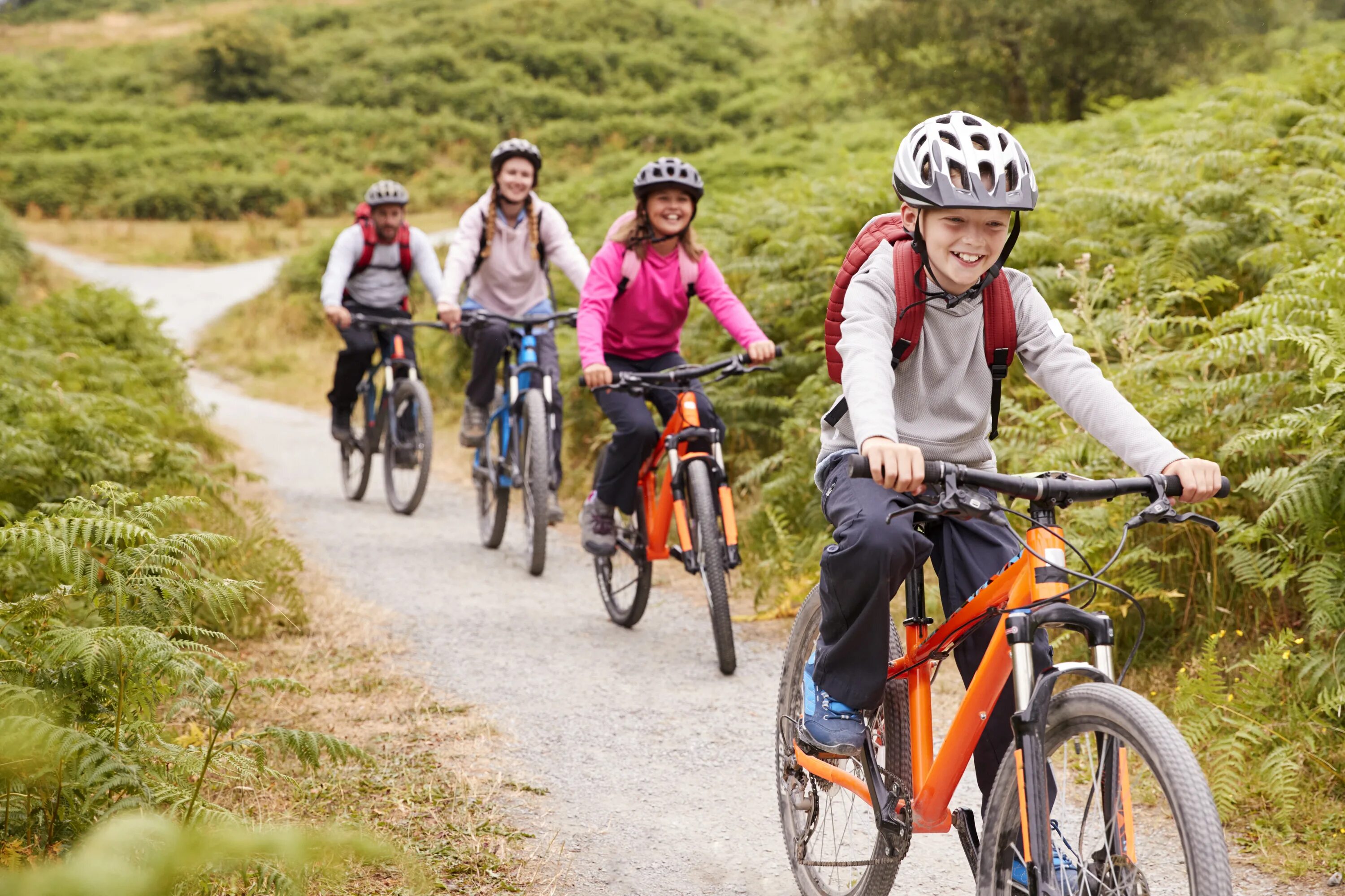 The children are riding bikes. Катание на велосипеде фото. Мальчик на Горном велосипеде. Семья катается на велосипедах. Велоспорт маунтинбайк дети.