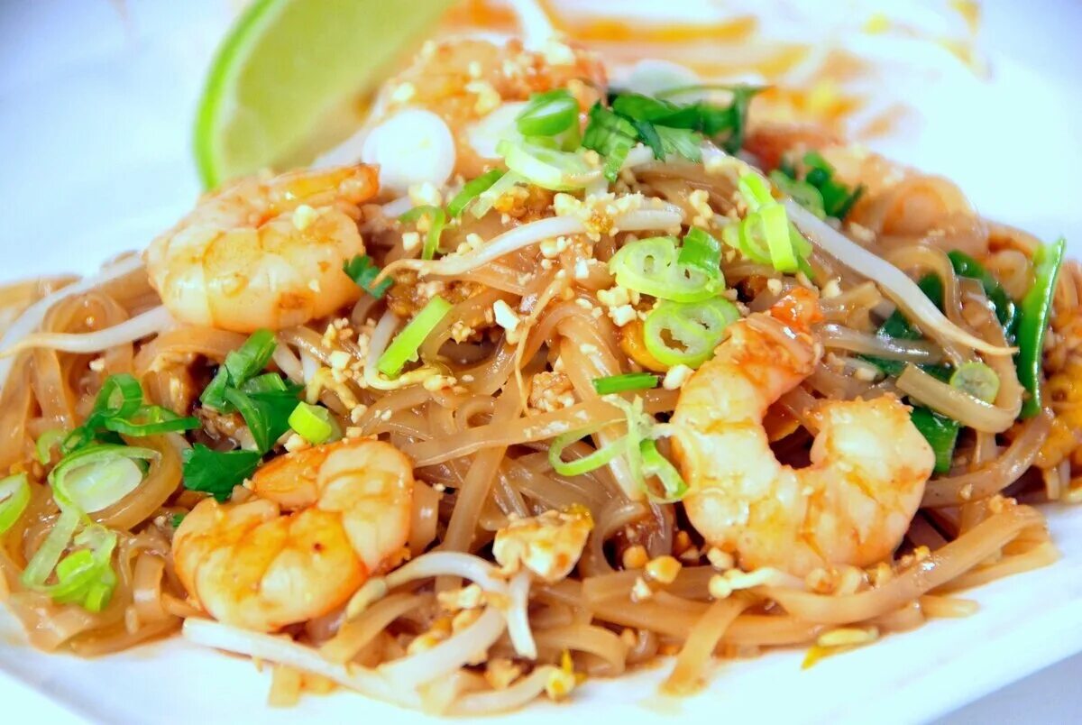 Приготовление тайской лапши. Тайская лапша пад-Тай. Пад Тай (Pad Thai). Пхат Тхай. Рисовая лапша пад Тай.