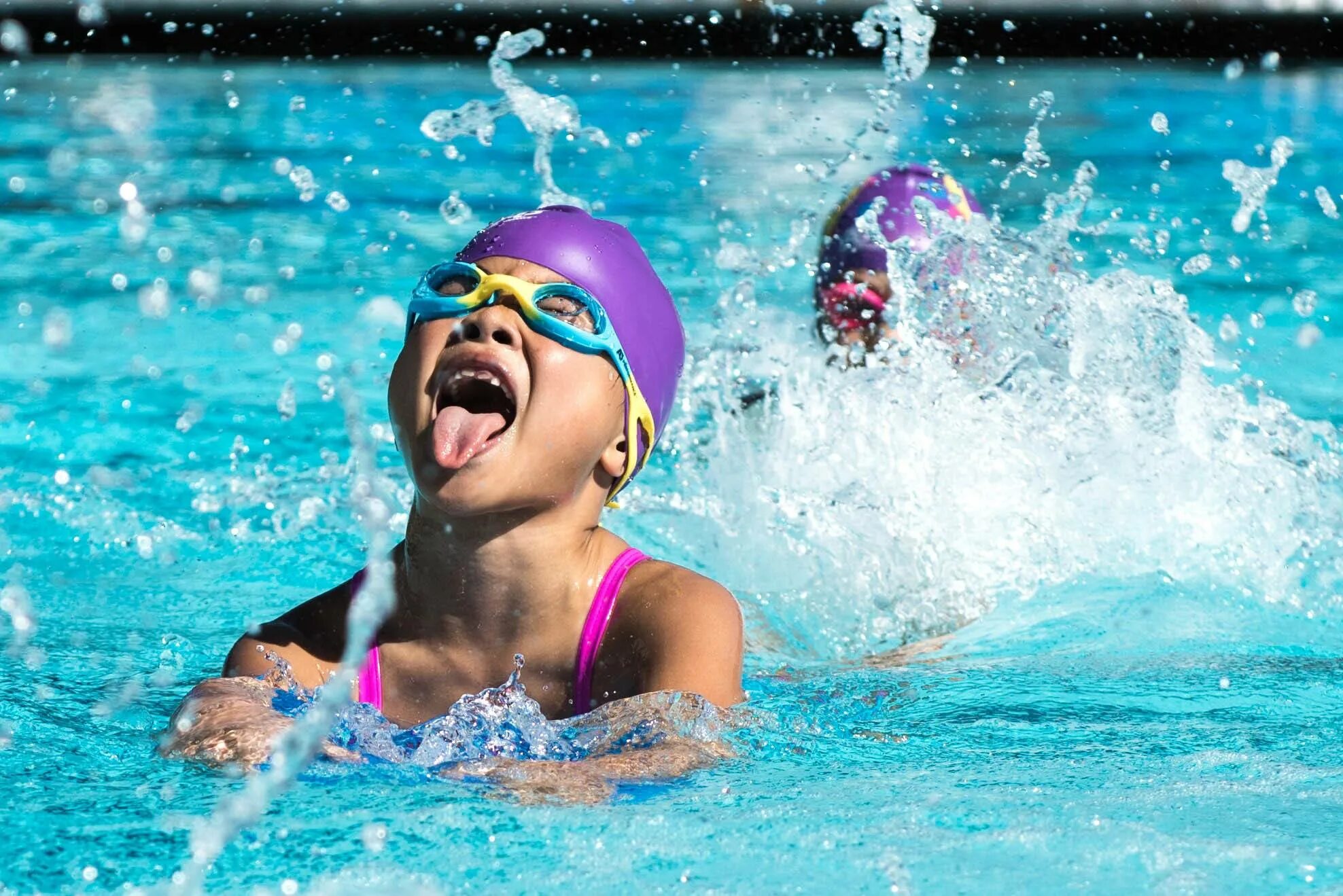 She can well swim. Pool Kids Water Polo. Плавание триатлон две шапочки фото. She can't Swim a picture. Can she is swimming.