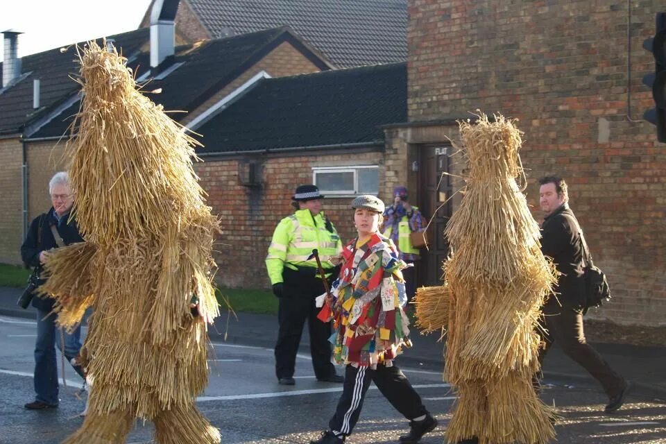 Фестиваль соломенного медведя (Straw Bear Festival) в Англии. Шествие соломенного медведя традиция Англии. Фестиваль соломенного медведя в Великобритании. Соломенный медведь в Великобритании. Странный на английском языке