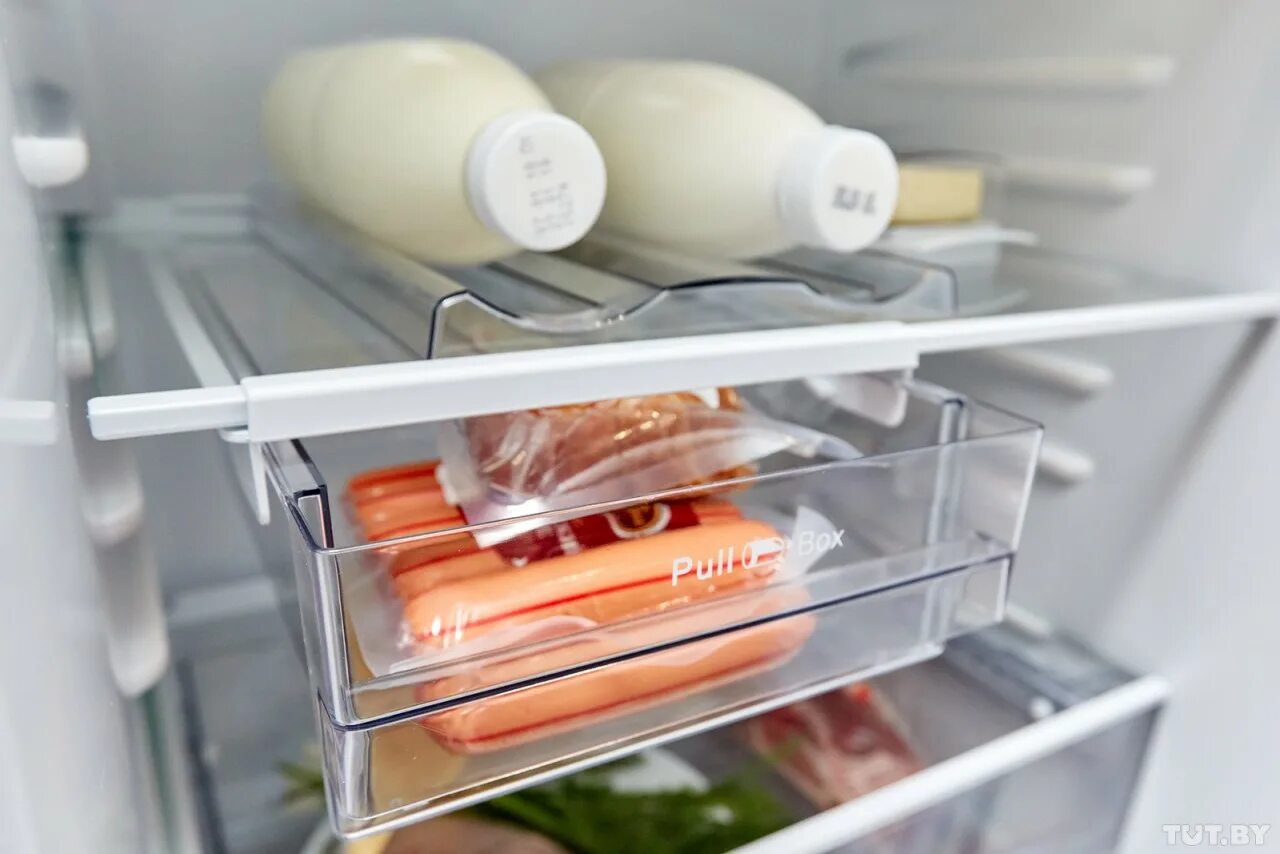 Хранение колбасы в холодильнике. Холодильник с продуктами. колбаса в холодильнике. контейнер для хранения колбасы в холодильнике.