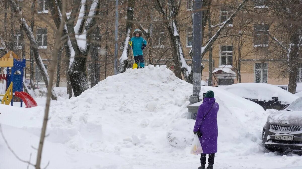 Когда снег полностью растает в 2024. Сугробы в Москве. Москва сугробы в центре. Сугробы в столице. Сугробы в Москве февраль 1994.