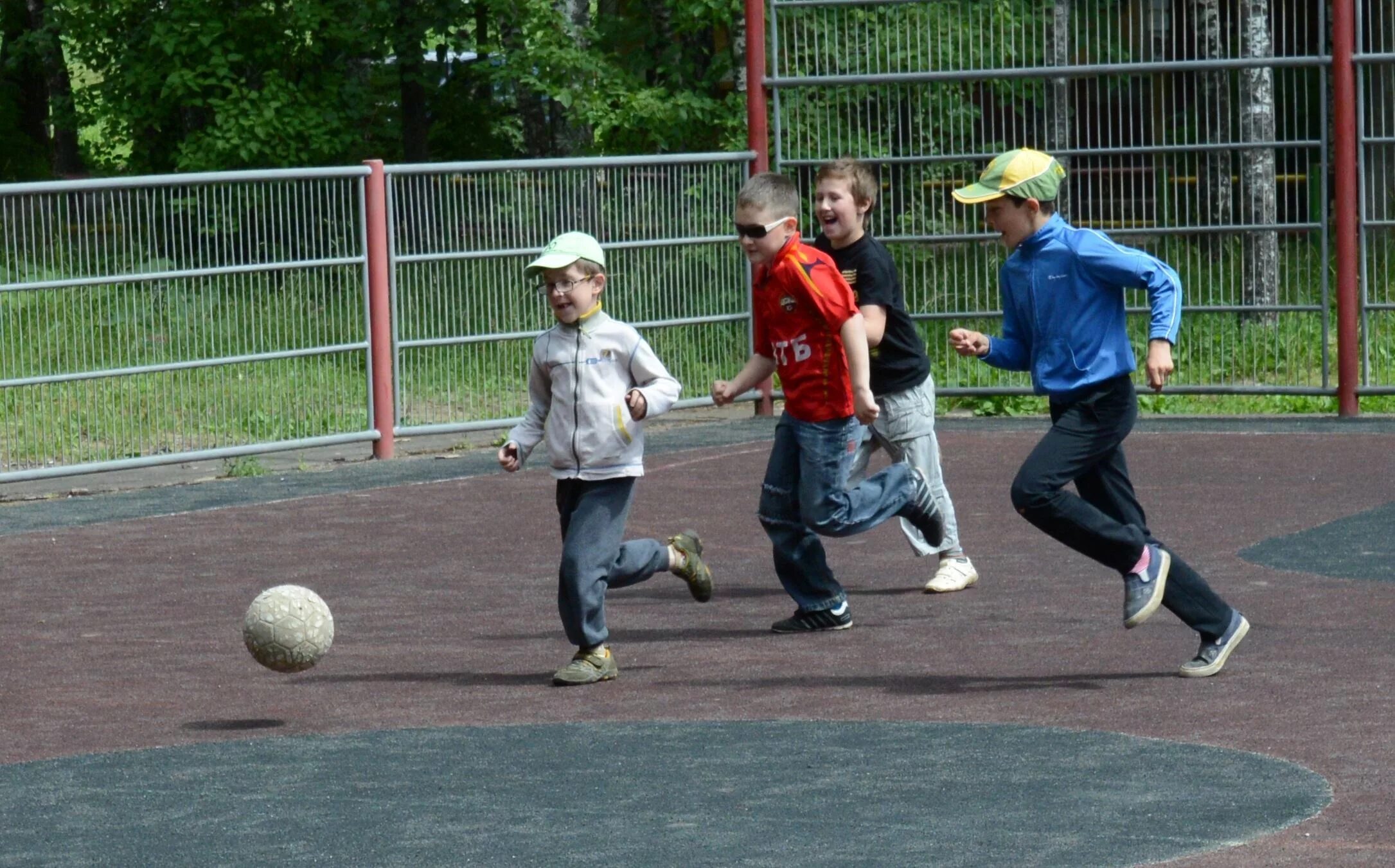 Дети играют на школьной площадке. Дети на школьной площадке. Игровая площадка для детей. Детская площадка и школа мультяшные. Летняя площадка для детей.