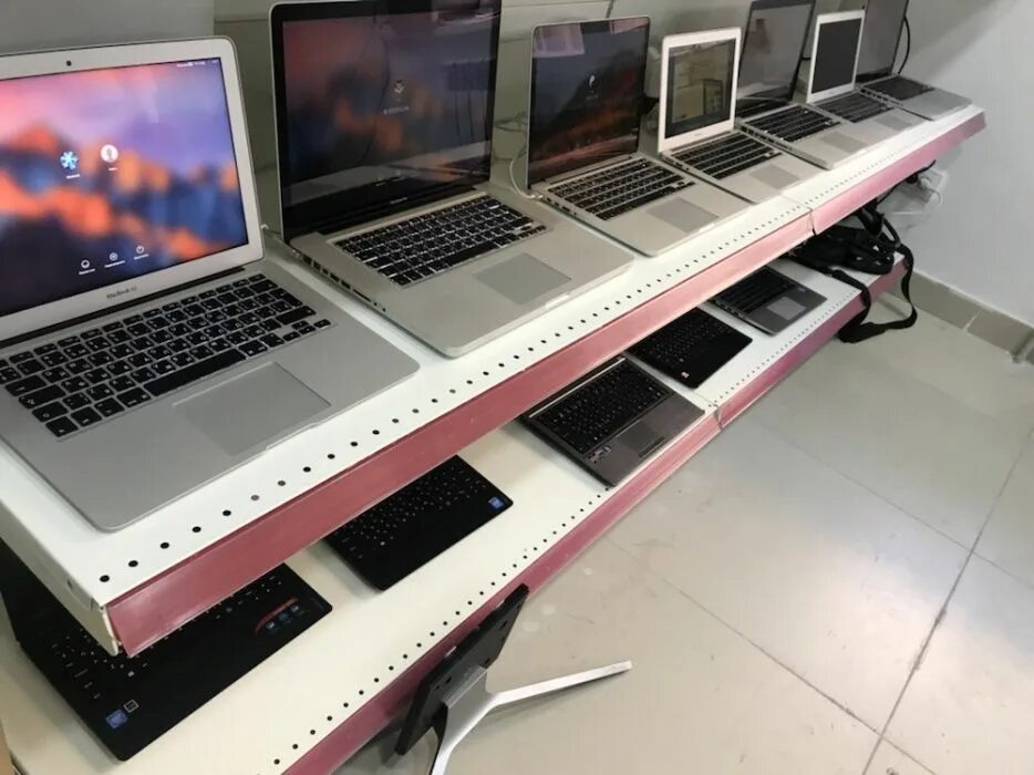 Интернет магазин техники ноутбуков. Ноутбуки в магазине. Техника ноутбук. Магазин техники ноутбуков. Московская техника ноутбук.