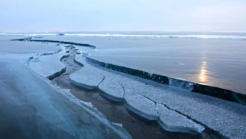 Трещины озера. Становые щели на Байкале. Становая трещина на Байкале. Раскол льда на Байкале. Разлом льда на Байкале.