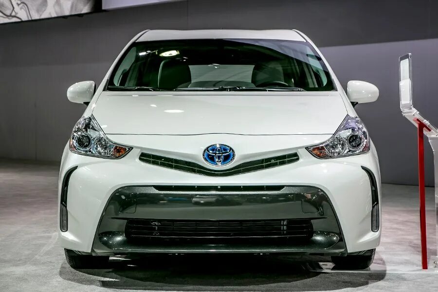 Новая марка тойота. Тойота Ист 2019. Toyota Prius v 2019. Тойота 2019 Модельный ряд. Тойота v4.