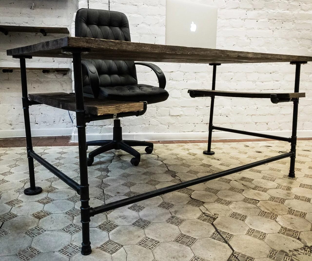 столик из труб металлических. стол с металлическими ножками. подстолье из труб в стиле лофт. круглый стол индастриал лофт. круглый столик из профильной трубы.