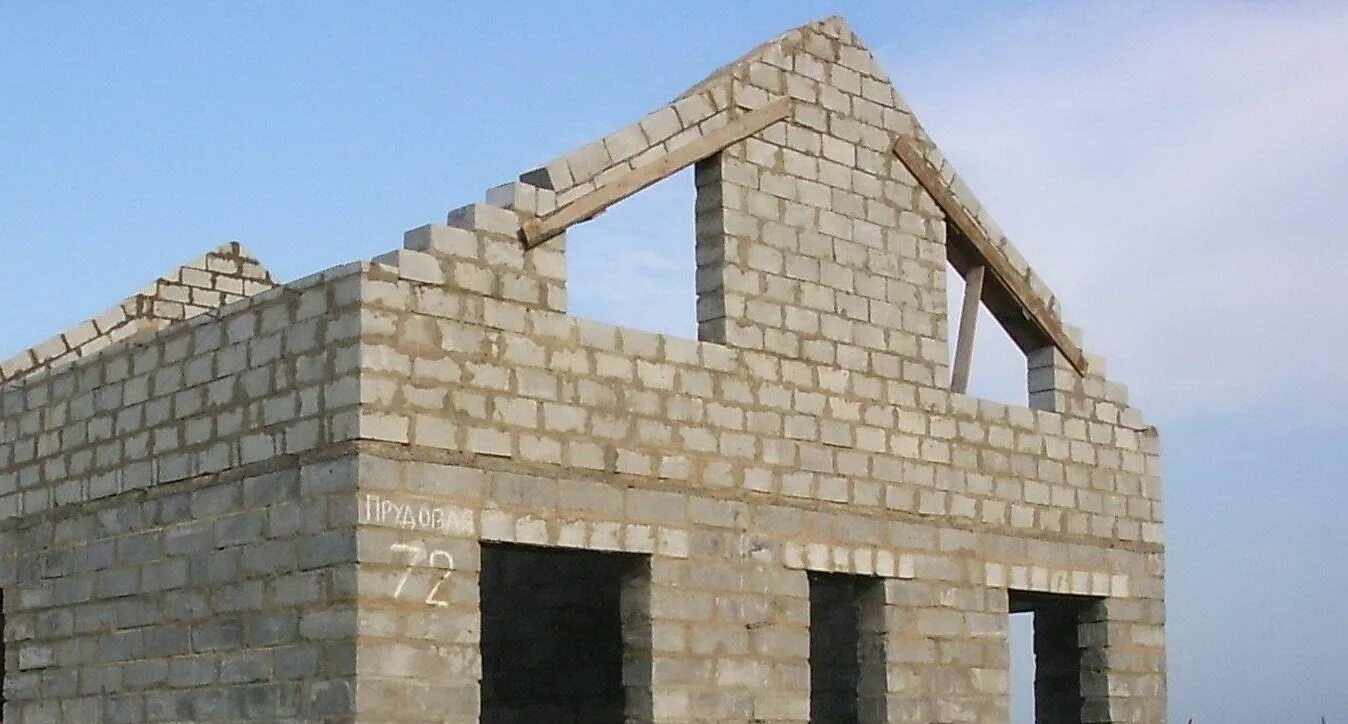 Крыша с фронтоном из газоблока. Дом с газоблока. Фронтон из газоблока. Газобетон мансарда армопояс. Фронтон дома из газобетона.