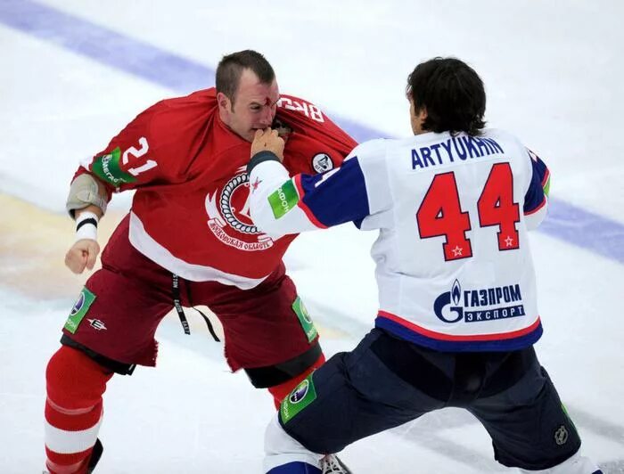 евгений артюхин драка в кхл. драки артюхина в хоккее видео. артюхин драки. артюхин евгений авангард. артюхин и свитов.