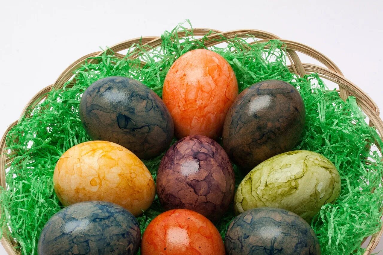 Можно ли красить коричневые яйца. Пасхальное яйцо. Крашеные яйца на Пасху. Разноцветные яйца на Пасху. Перепелиные яйца на Пасху.