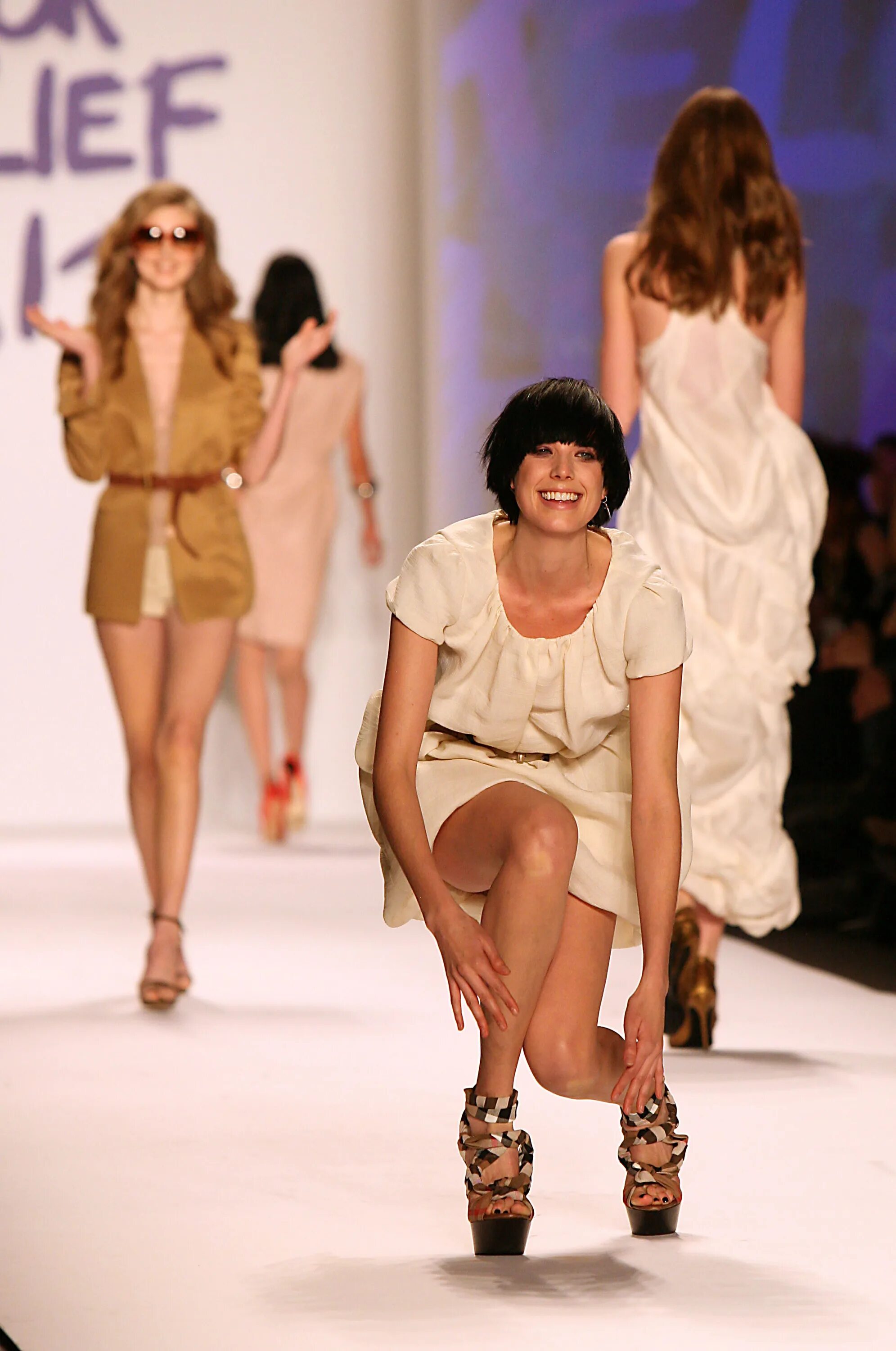 Модели девушки на подиуме. Etam fashion show 2020. Фонтана изабель модель. Фотомодели на подиуме. Показ нижнего белья.