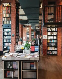 Красивый книжный магазин