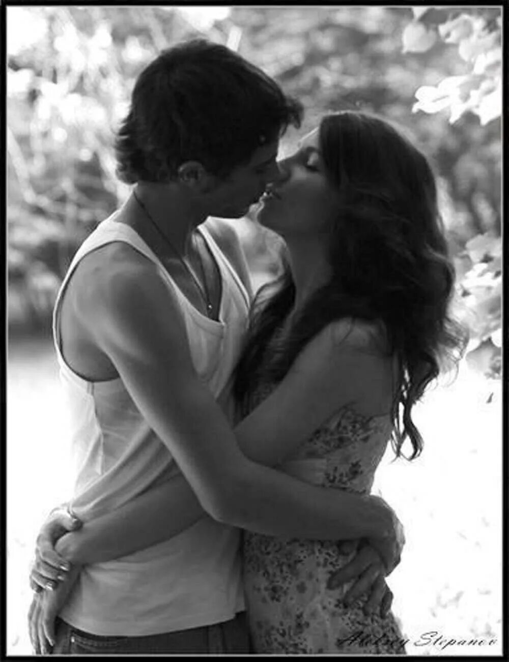 Обнять и поцеловать. Страстный поцелуй. Обнимаются и целуются. Поцелуй картинки красивые.