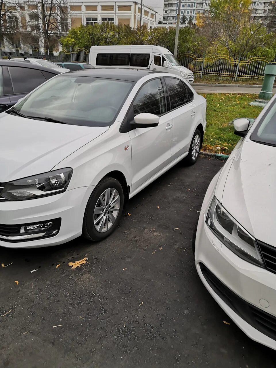 Крыша поло купить. Volkswagen Polo sedan с черной крышей. Фольксваген поло седан белый с черной крышей. Фольксваген поло седан с черной крышей. Volkswagen Polo черная крыша.