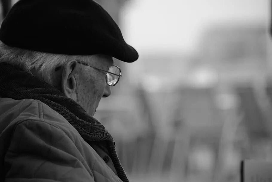 Филипп арьес 1914–1984. Мужские старые цветные фото. Пожилой мужчина в шляпе. Мариус ван доккум автопортрет. Растерянный старик.