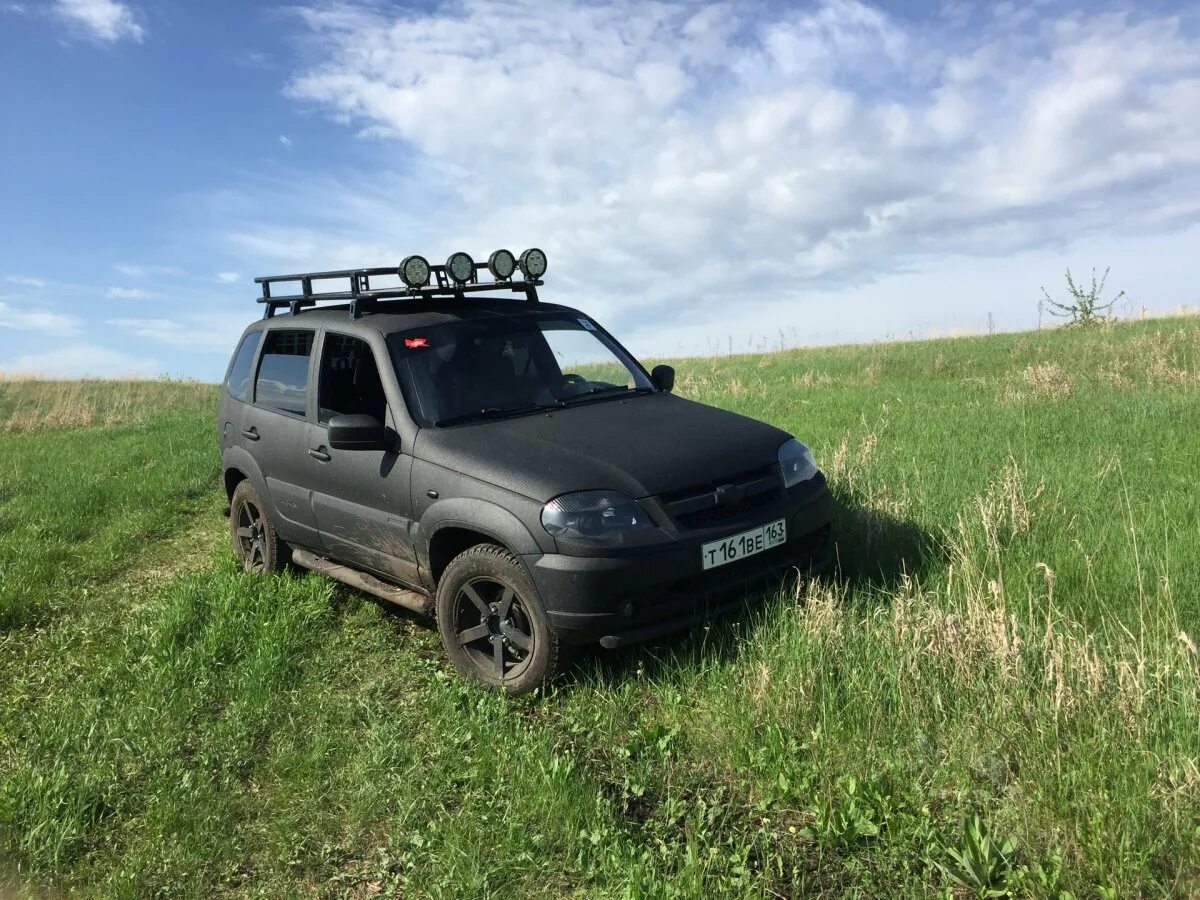 Chevrolet Niva. Нива Шевроле Раптор. Нива Шевроле черный Раптор. Нива Шевроле в черном рапторе.