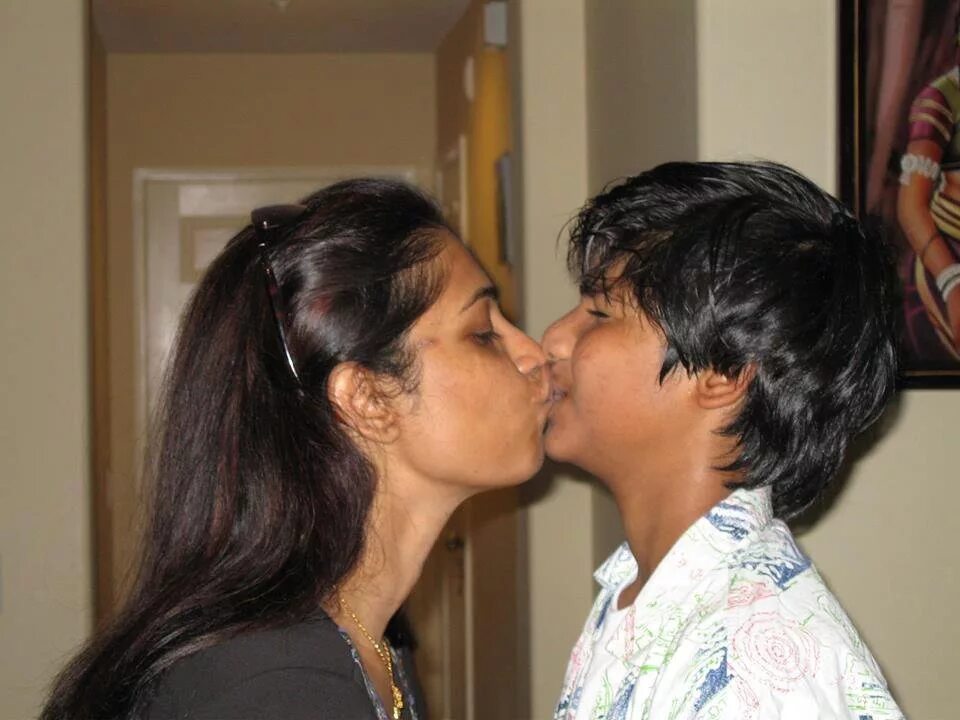 Зрелая индианка и мальчик. Мом son Kiss. Indian Kiss. Зрелая отсасывает сыну