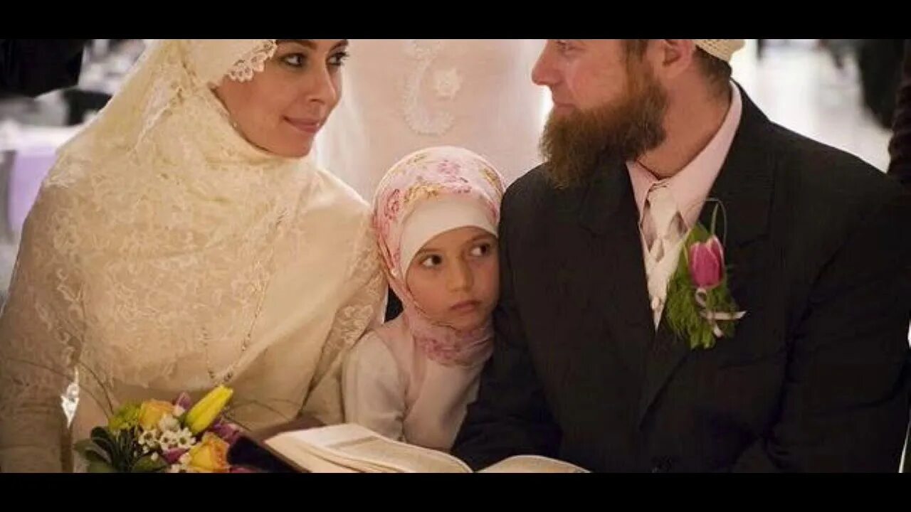 Мусульманин с детьми и женой. Муж и жена мусульмане. Фото муж жена мусульман. Хороший жена мусульмане. Дети мужа в исламе