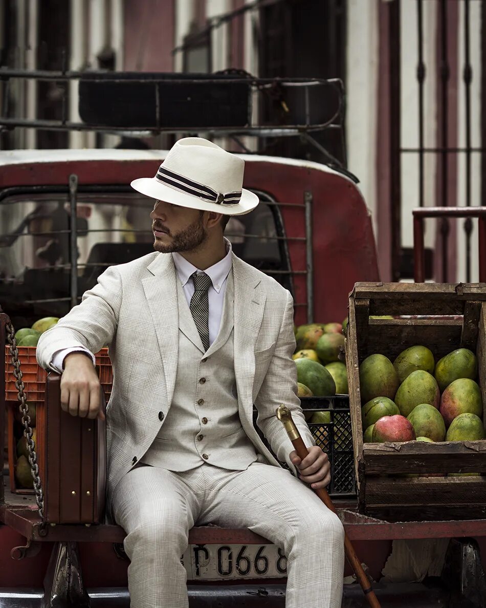 Мужчина в костюме и шляпе. Мужчина в белом костюме и шляпе. Стиль ретро мужчины. Кубинский стиль мужской.