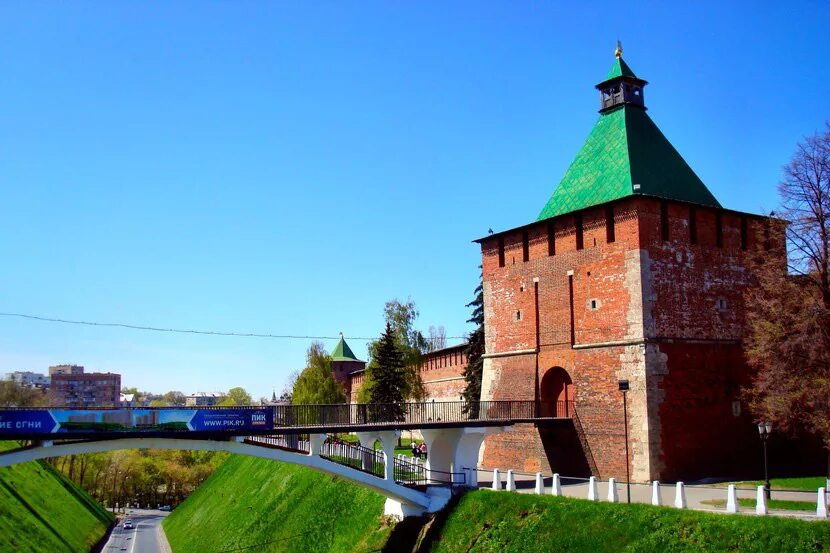 Никольская башня Нижегородского Кремля. Никольская башня Нижний Новгород. Нижегородский Кремль Нижний Новгород башни. Мост Никольской башни Нижний Новгород. Нижегородский кремль имеет 88 башен