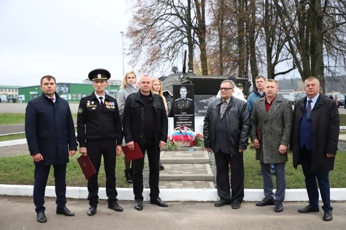 Памятник герою россии дамиру шаймарданову. Дамир шаймарданов памятник клинцы. Памятник героям отечества клинцы. Памятник герою. Клинцы парад победы.