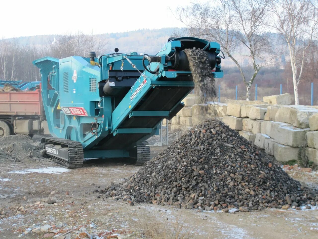 Роторная дробилка Powerscreen. Мобильная дробилка для щебня Сандвик. Дробилка щековая Поверскрин. Самоходная щековая дробилка Extec.