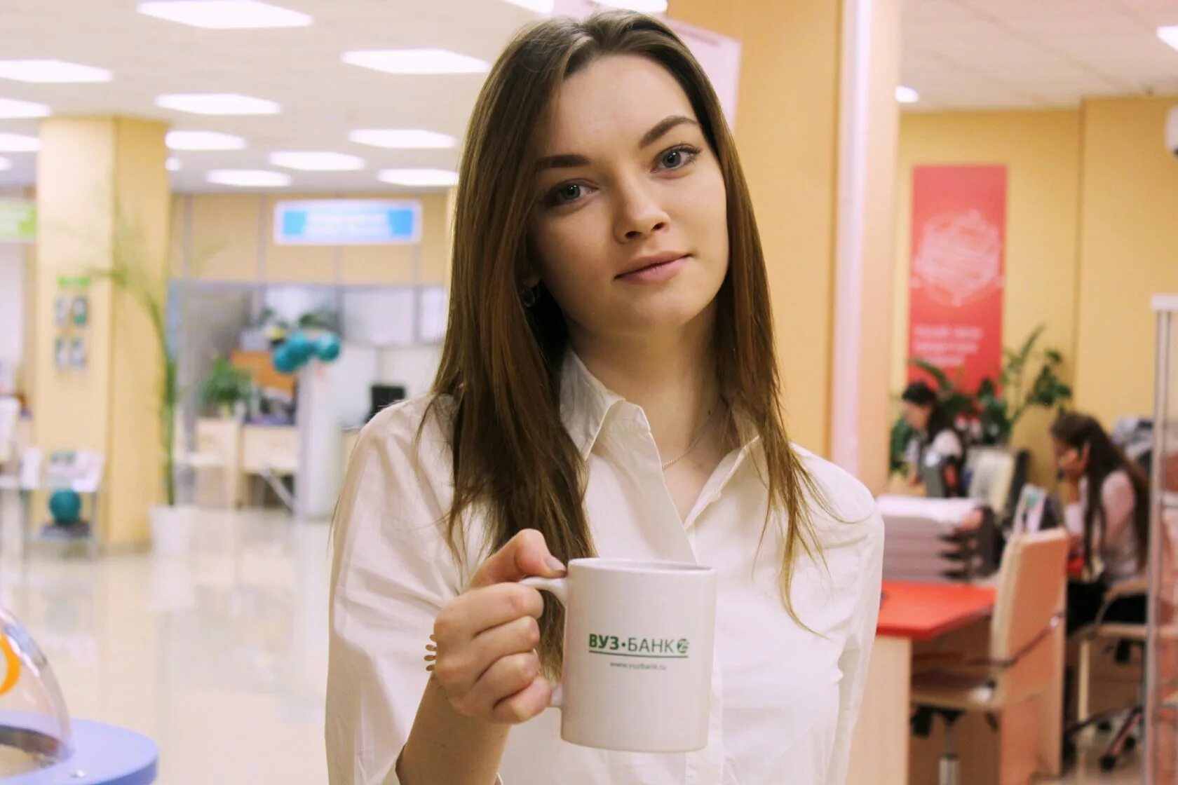 Bank girls. Красивая работница банка. Работник банка. Красивая сотрудница банка. Красивые девушки в банке.