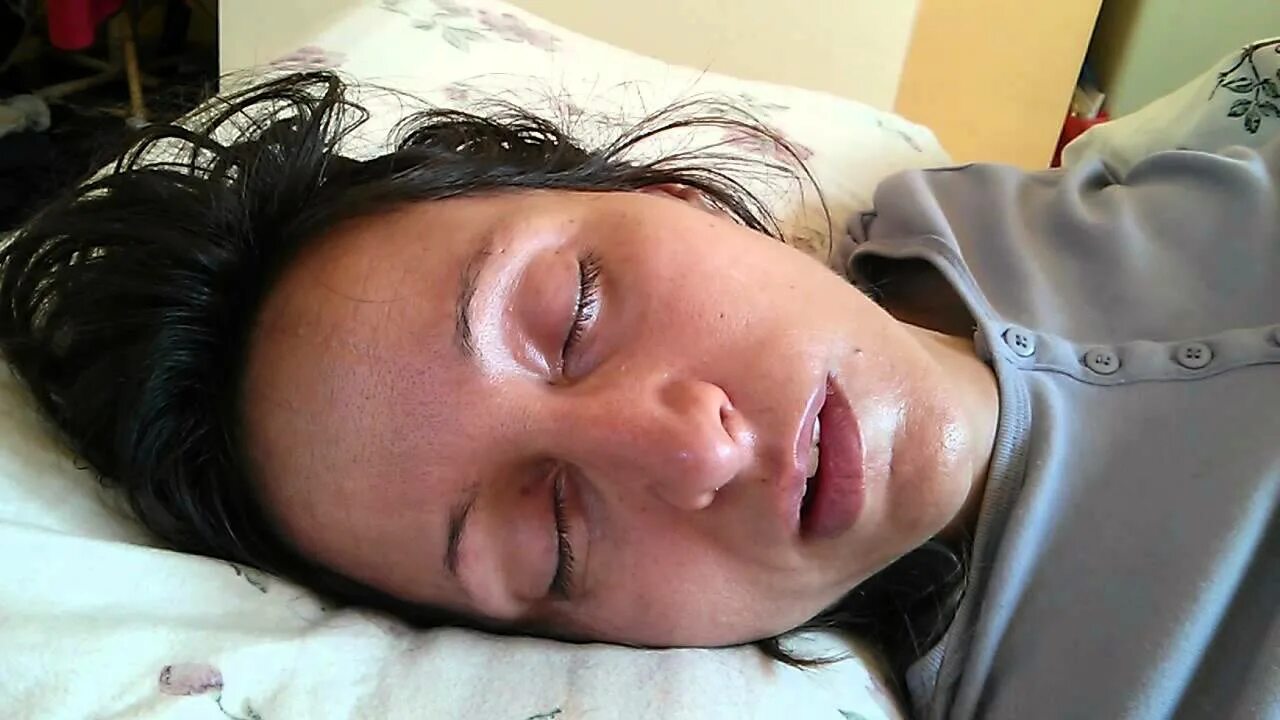 Sleeping drinking mom. Спящие глаза. Люди спящие с открытыми глазами. Губы спящей девушки.