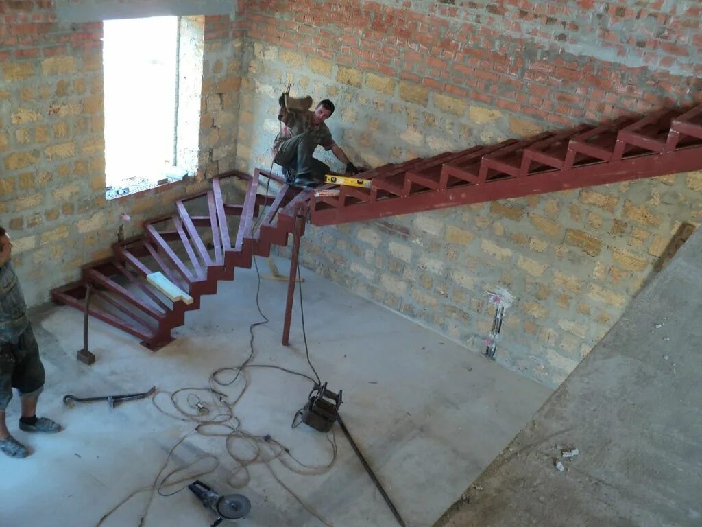 Как сварить лестницу из профильной трубы. Как сварить лестницу из профильной трубы. Лестница из профтрубы 100-100. Как сварить лестницу из профильной трубы. Лестница из профильной трубы 60 на 40 с забежными ступенями.