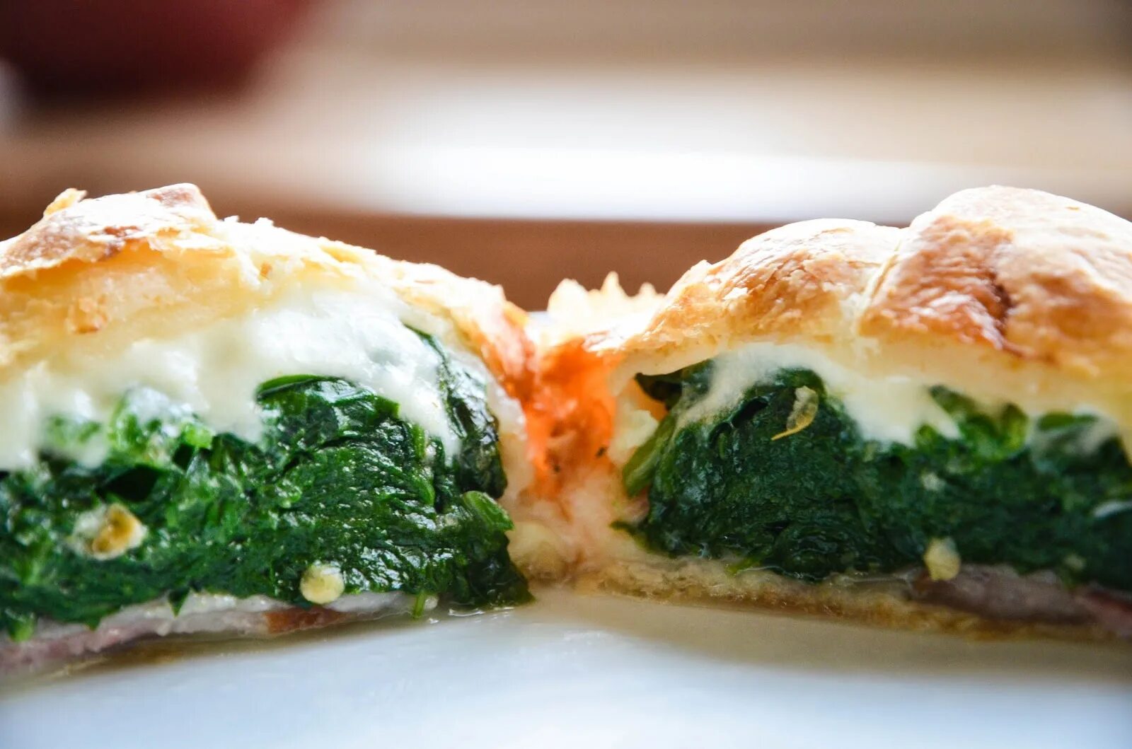 спанакопита греческий пирог со шпинатом. пирожки со шпинатом. спанакопита греческий пирог. пирог со шпинатом и сыром. пирог со шпинатом и сыром.