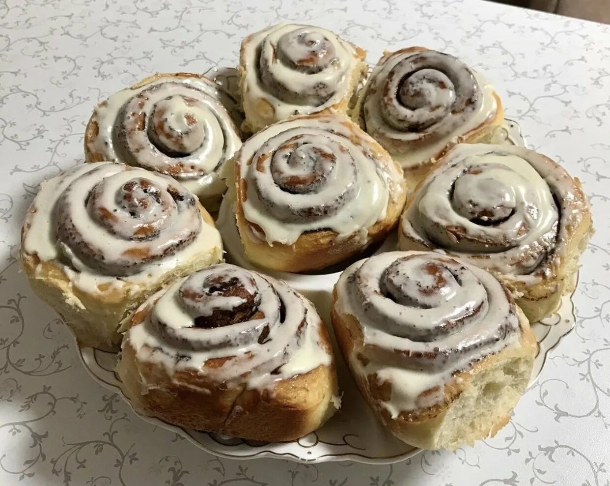 Синнабон булочки синабон. Булочки с корицей синабон. Формовка Синнабон. Cinnabon булочки с корицей.